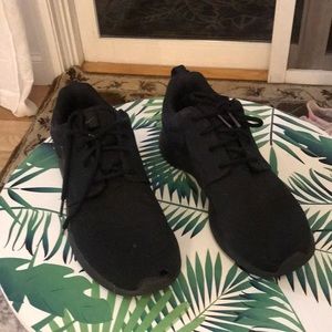 Black on black gently used Nikes size US 9